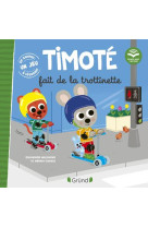 Timote fait de la trottinette