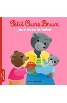 Petit ours brun joue avec le b