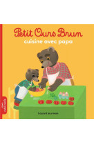 Petit ours brun cuisine avec p